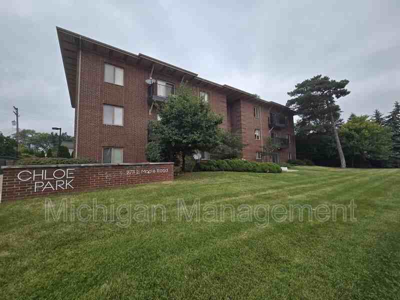 2725 E Maple Rd - Photo 2 of 30