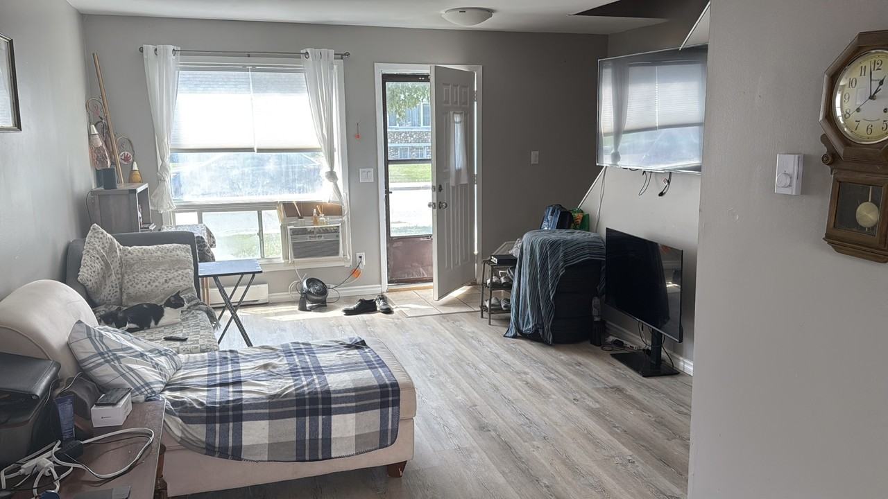 236 Queen St - Photo 2 of 11