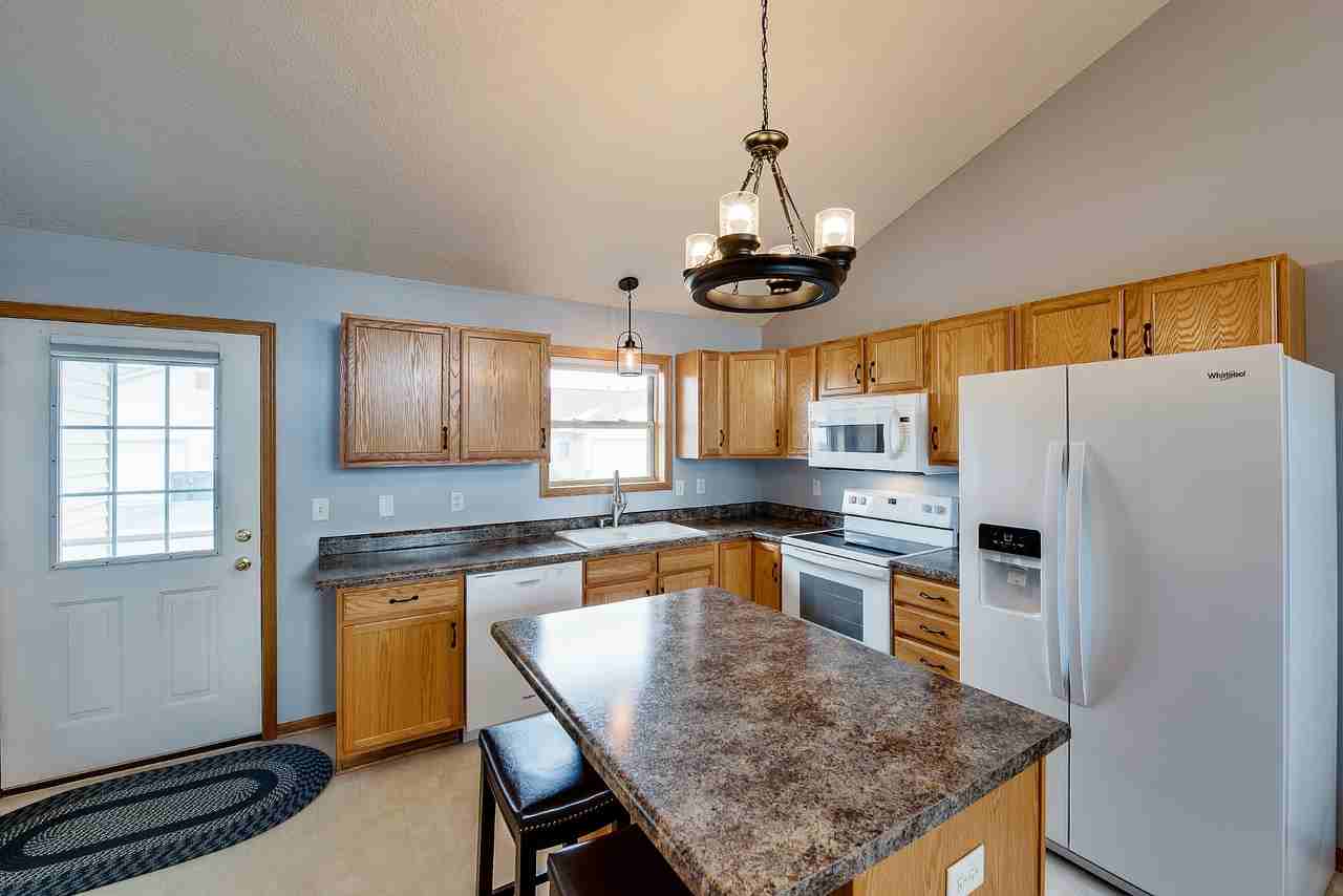 1728 Ponderosa Ln - Photo 2 of 25