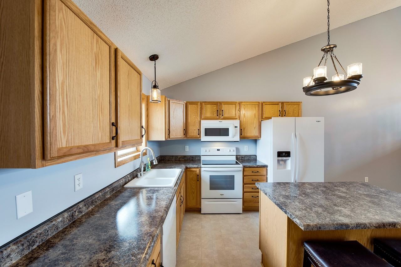 1728 Ponderosa Ln - Photo 3 of 25