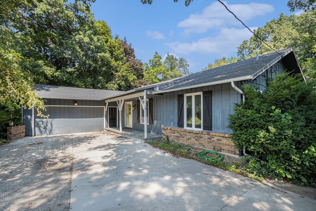 8252 Lake Vista Dr - Photo 2 of 25