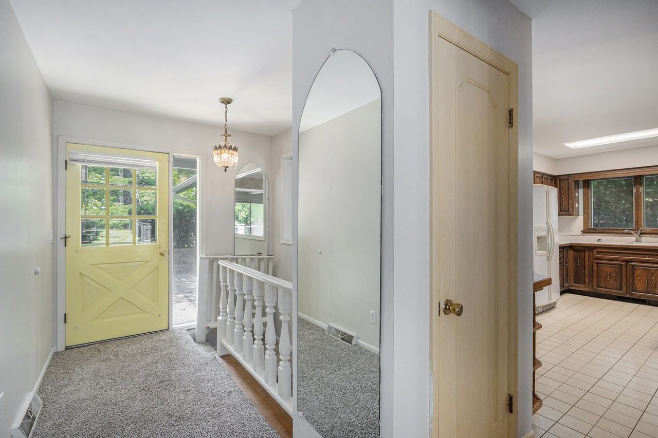 8252 Lake Vista Dr - Photo 3 of 25