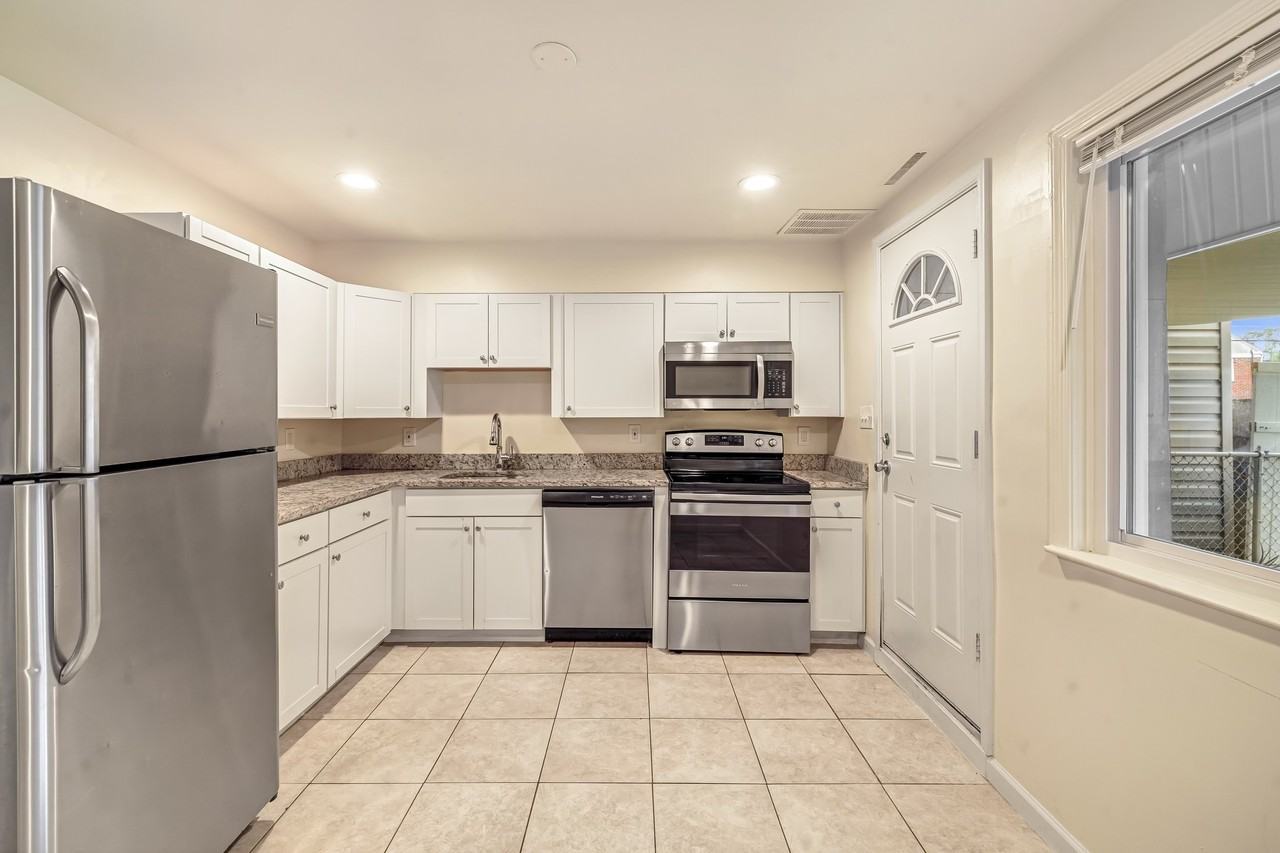 1302 Hillsway Ct - Photo 3 of 21