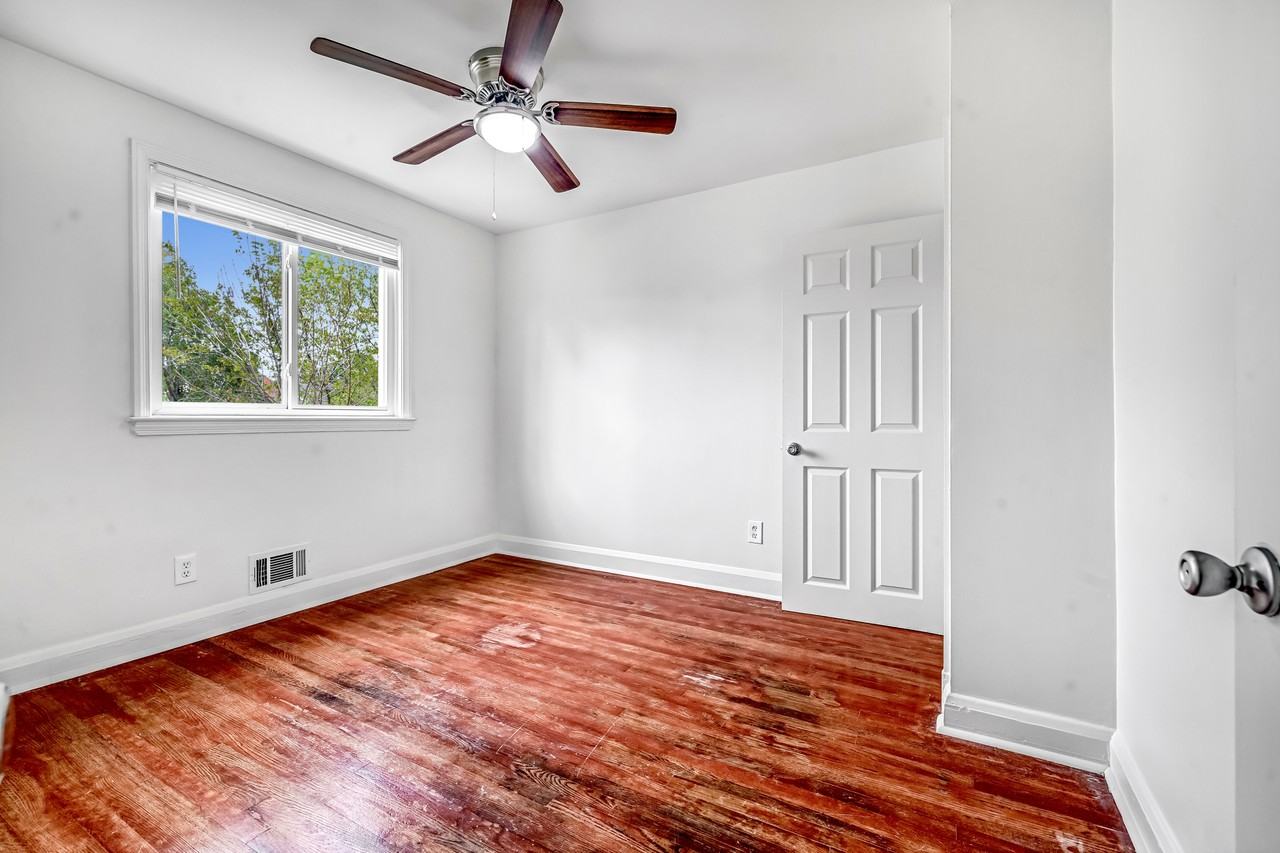 1302 Hillsway Ct - Photo 4 of 21