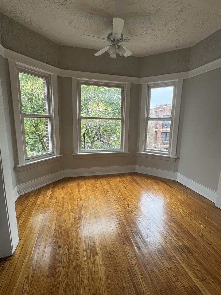 6572 N Lakewood Ave #3 - Photo 4 of 12