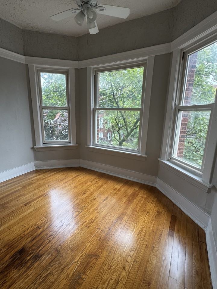 6572 N Lakewood Ave #3 - Photo 5 of 12