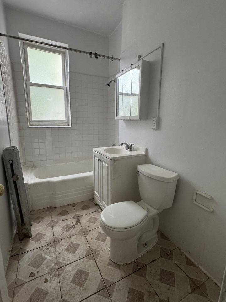 6572 N Lakewood Ave #3 - Photo 6 of 12