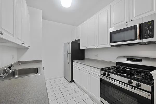 West St #14H - Photo 3 of 9