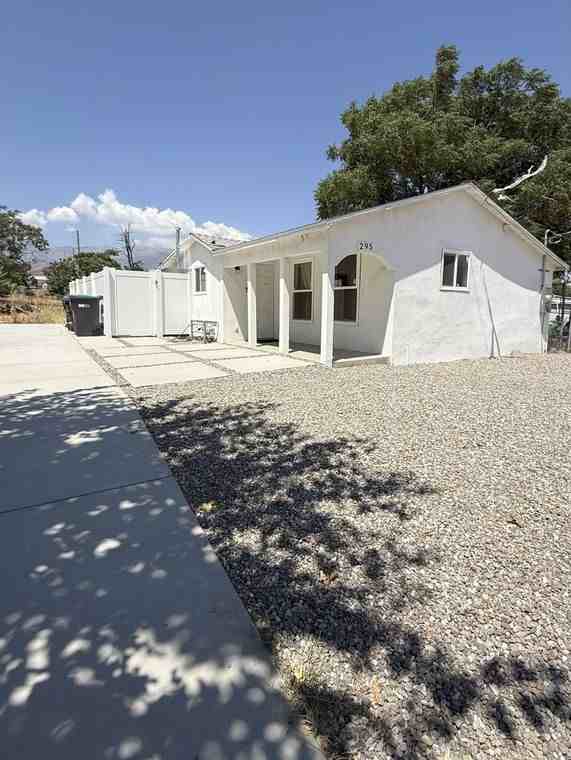 295 E Barbour St - Photo 3 of 7