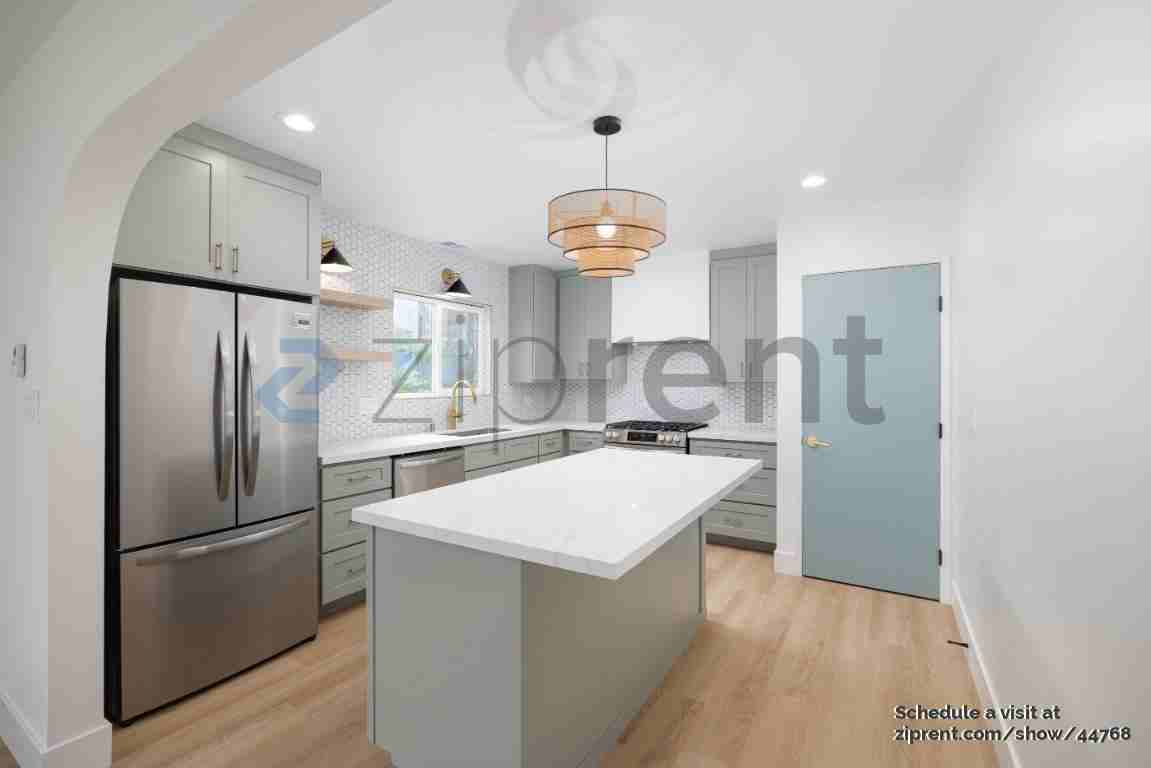 2018 Glasgow Ave - Photo 6 of 18