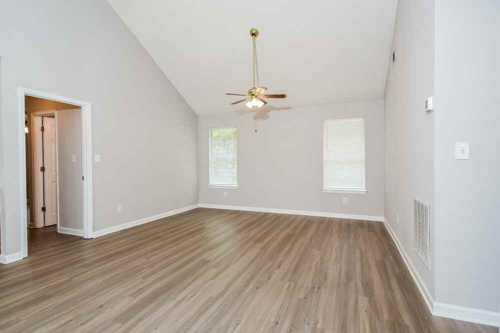 1560 Wembley Dr - Photo 3 of 16