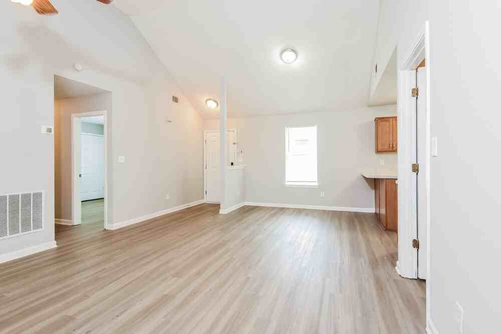 1560 Wembley Dr - Photo 5 of 16