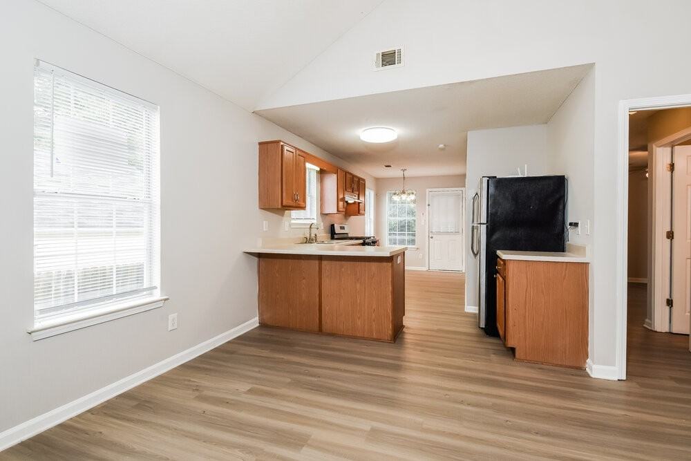 1560 Wembley Dr - Photo 6 of 16