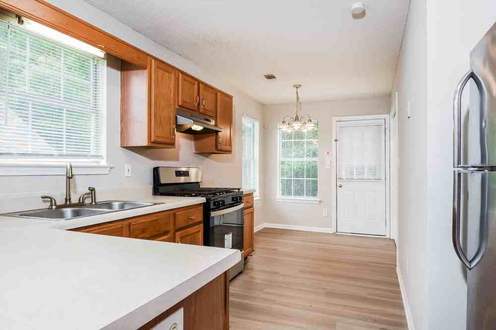 1560 Wembley Dr - Photo 7 of 16