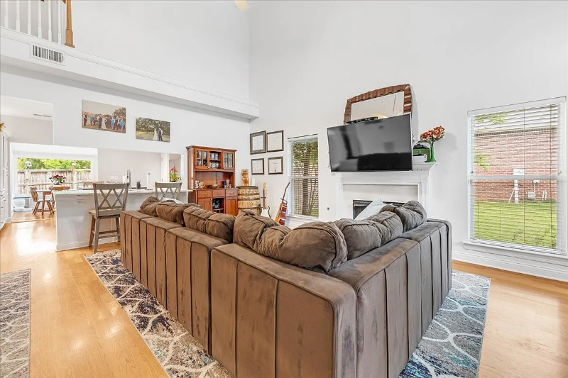 1016 Riverspring Dr - Photo 3 of 18