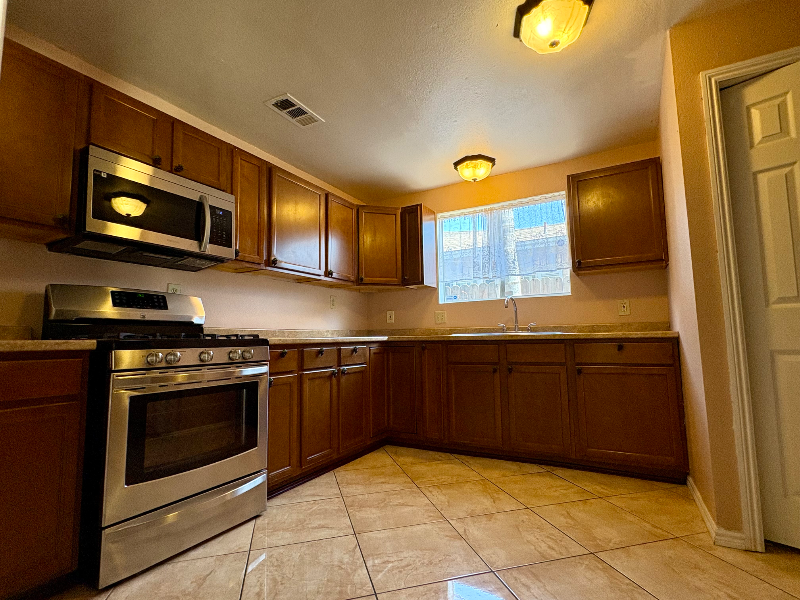 706 W Grand Blvd - Photo 3 of 10