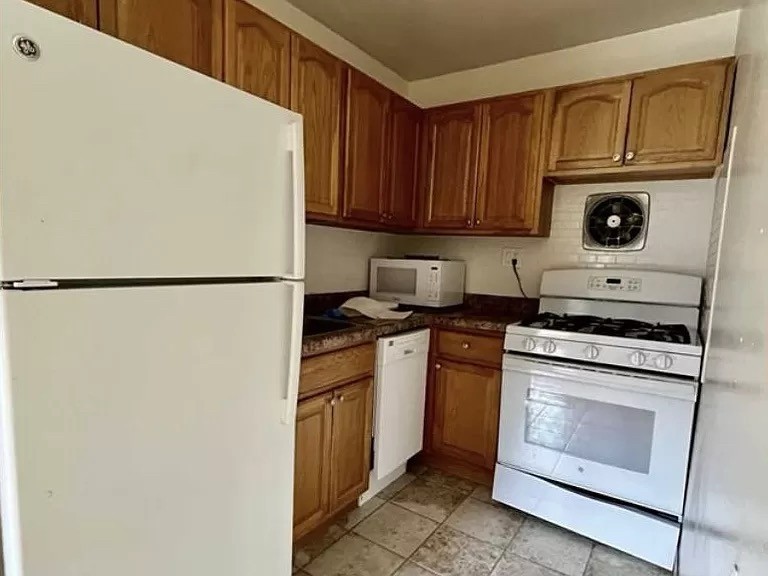 138 Clinton Pl #7F - Photo 2 of 5