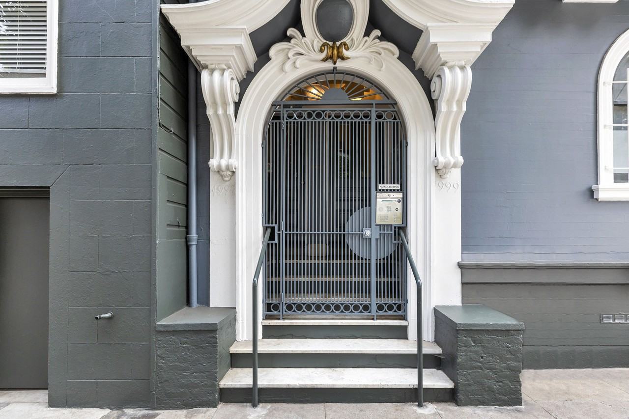 Oak Shrader Apartments - Photo 3 of 4