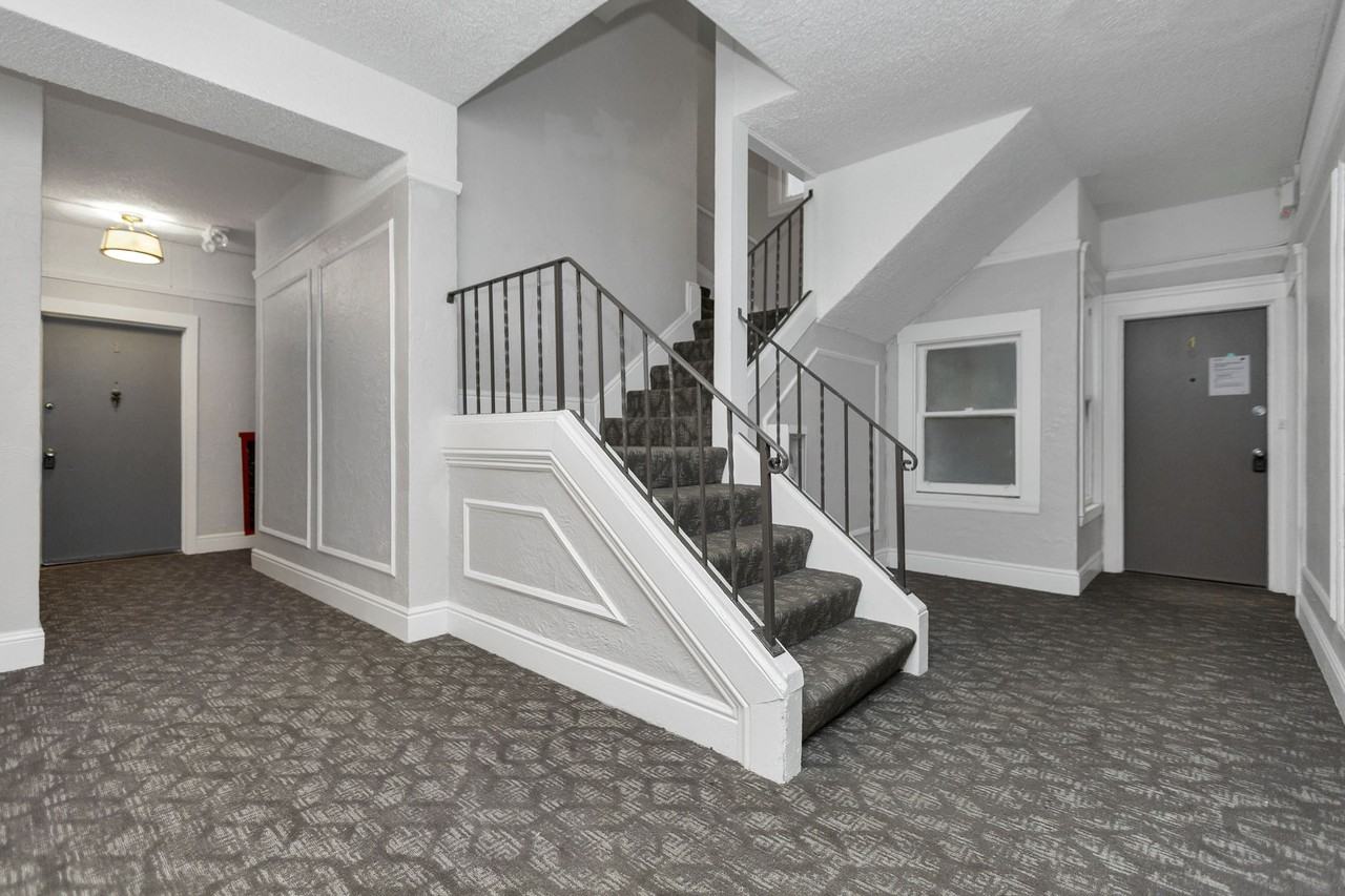 Oak Shrader Apartments - Photo 2 of 4