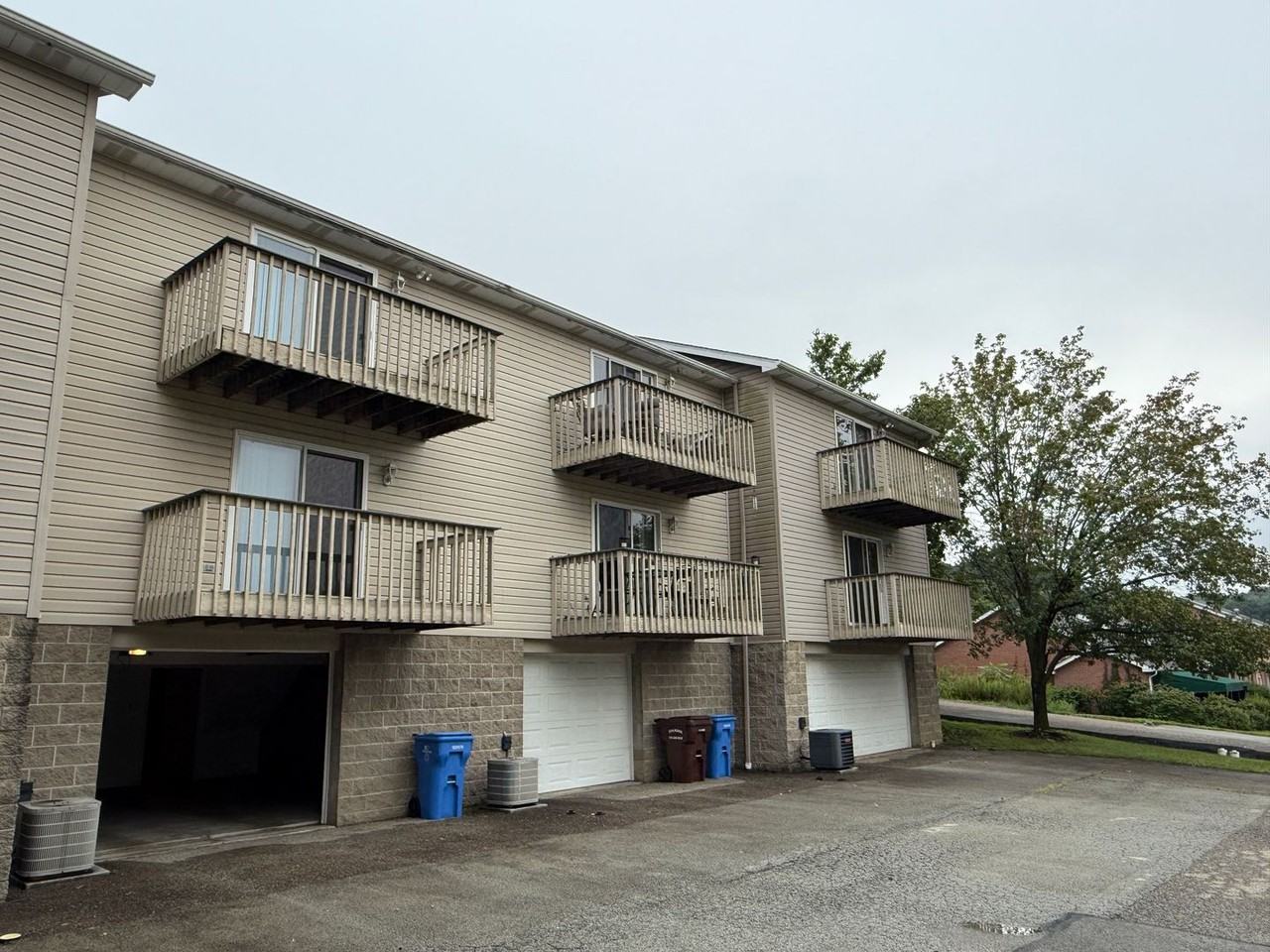 404 Harding St - Photo 3 of 32