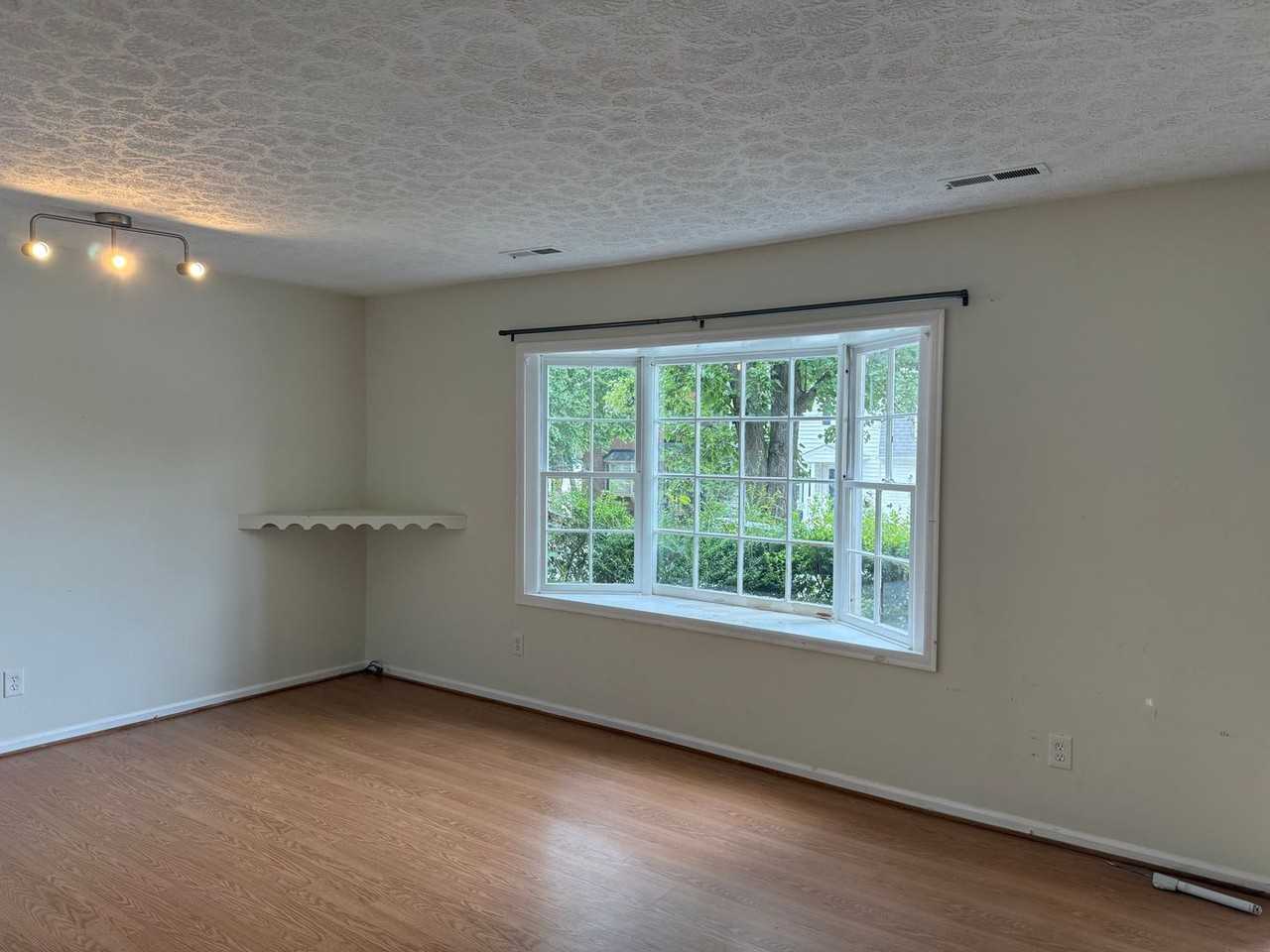 1419 Tunbridge Rd - Photo 3 of 10