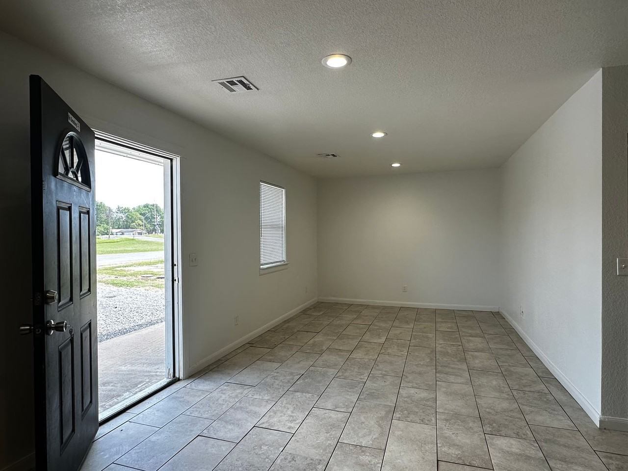 109 W Monroe St - Photo 2 of 9