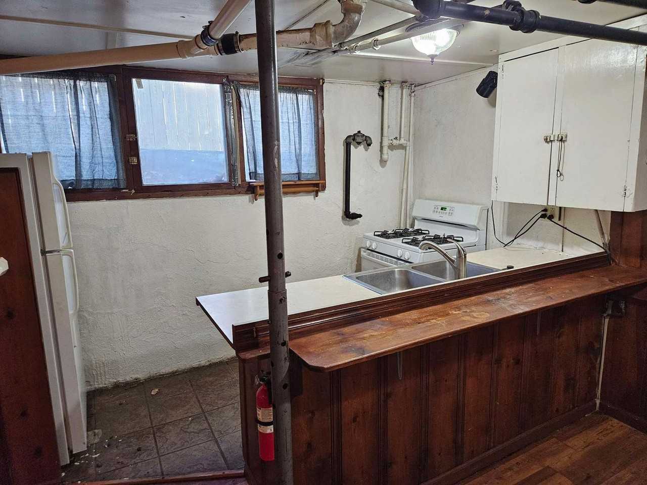 109 E Stewart Rd - Photo 4 of 10