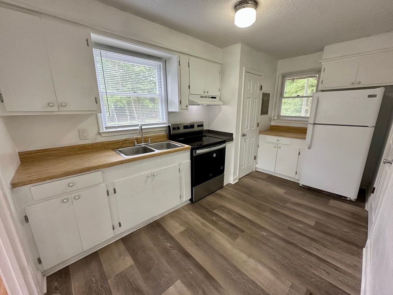 1320 Wells Rd - Photo 4 of 11