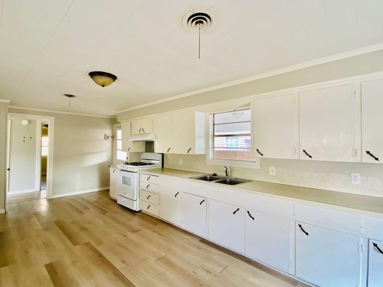 502 Elias St - Photo 2 of 11