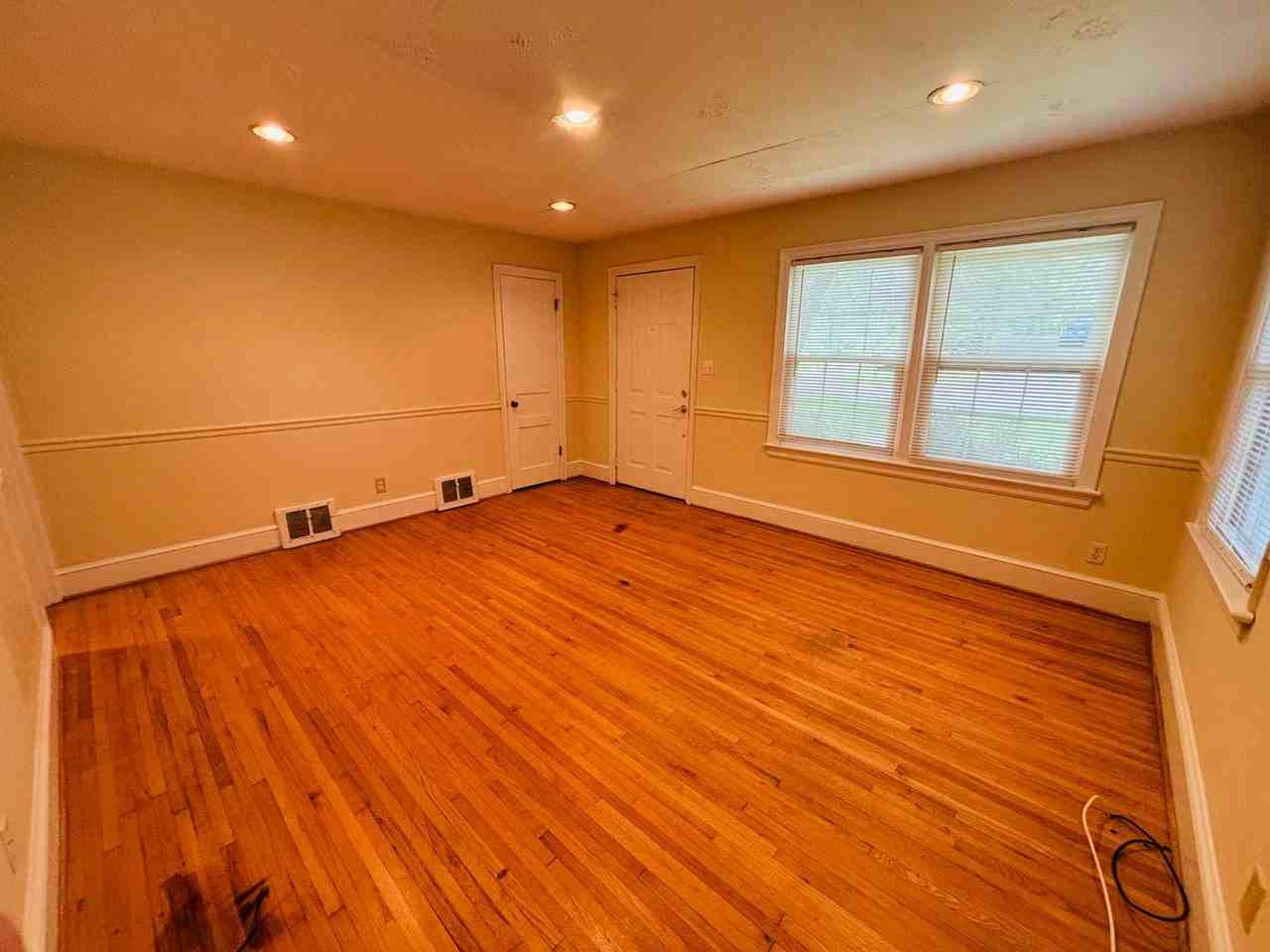 1011 Draper Rd Sw - Photo 4 of 15