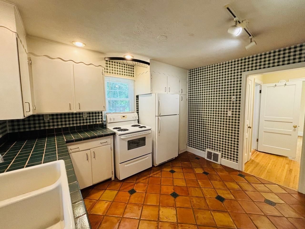 1011 Draper Rd Sw - Photo 6 of 15