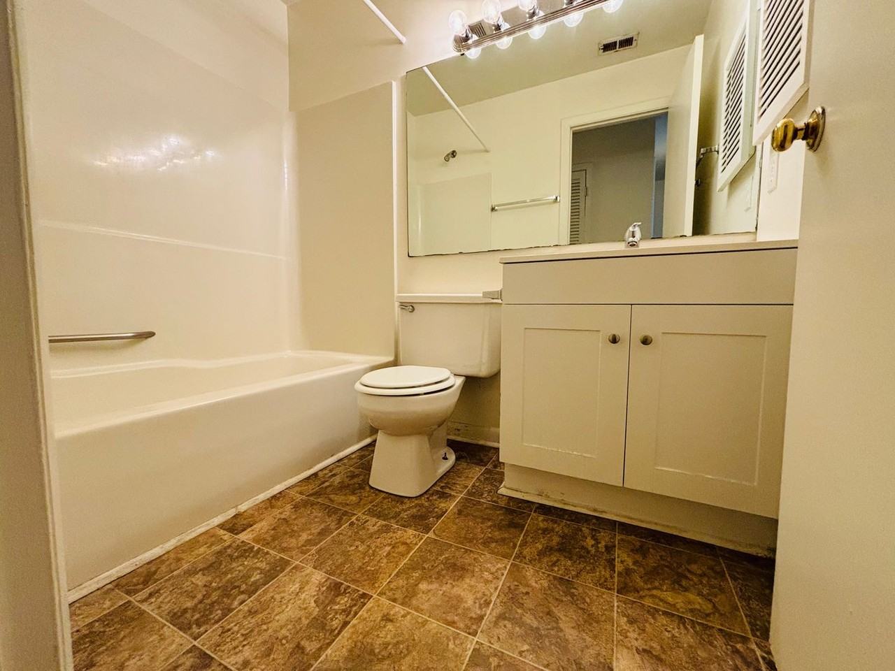 1209 University Ter Apt J - Photo 7 of 16