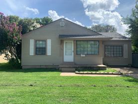 300 Russell Dr - Photo 1 of 1