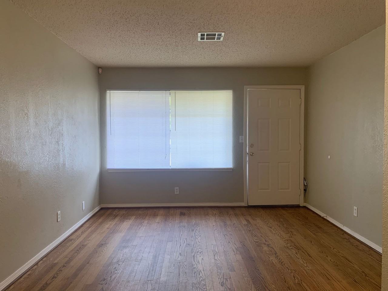 300 Russell Dr - Photo 3 of 17