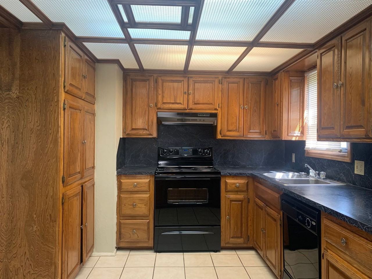 300 Russell Dr - Photo 6 of 17