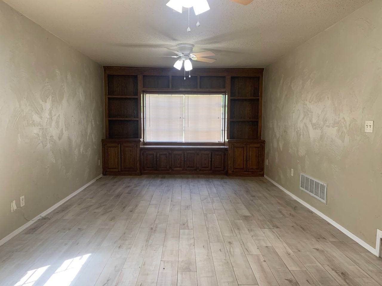 300 Russell Dr - Photo 7 of 17