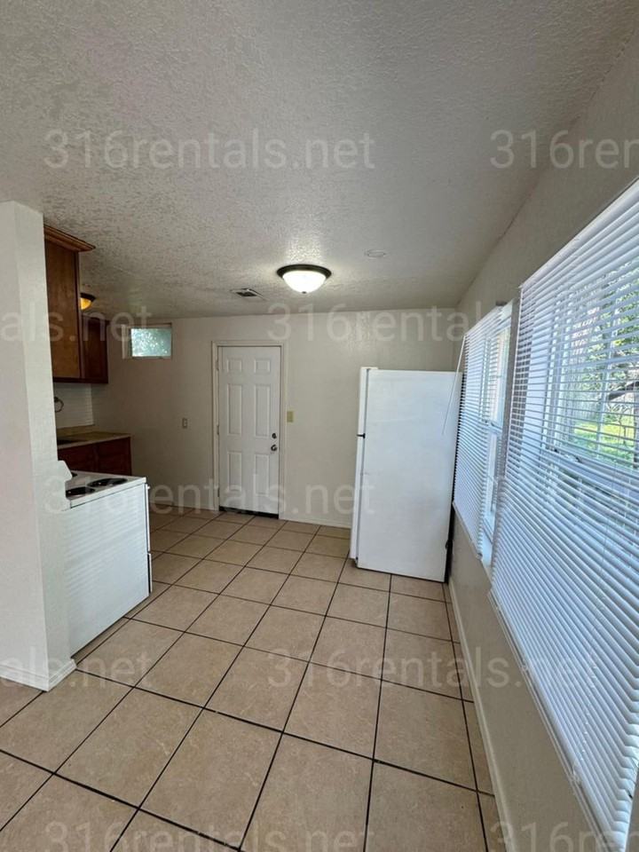 1516 N Waco Ave - Photo 2 of 8