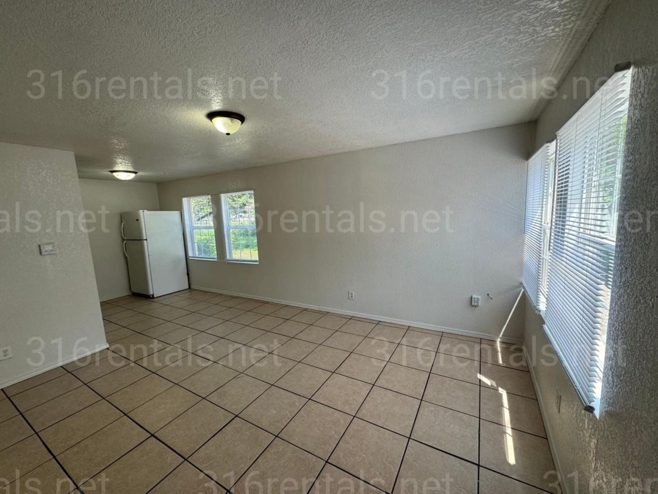 1516 N Waco Ave - Photo 3 of 8