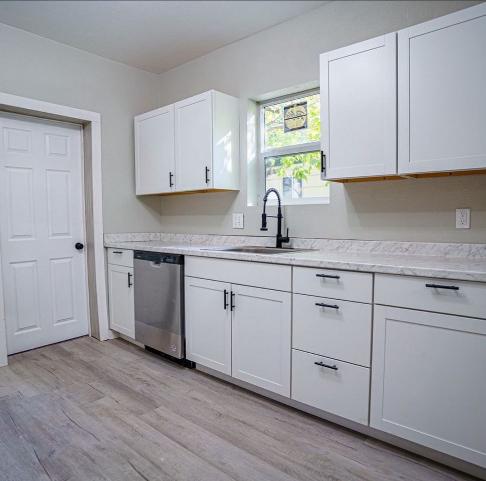 1507 W 17th St - Photo 2 of 8