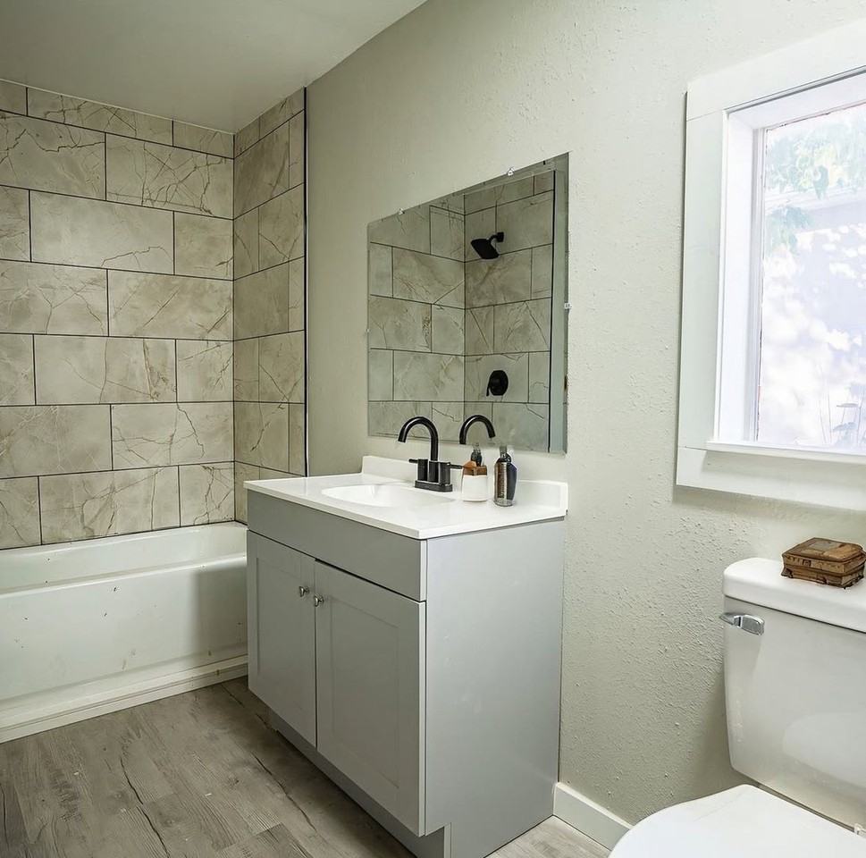 1507 W 17th St - Photo 3 of 8