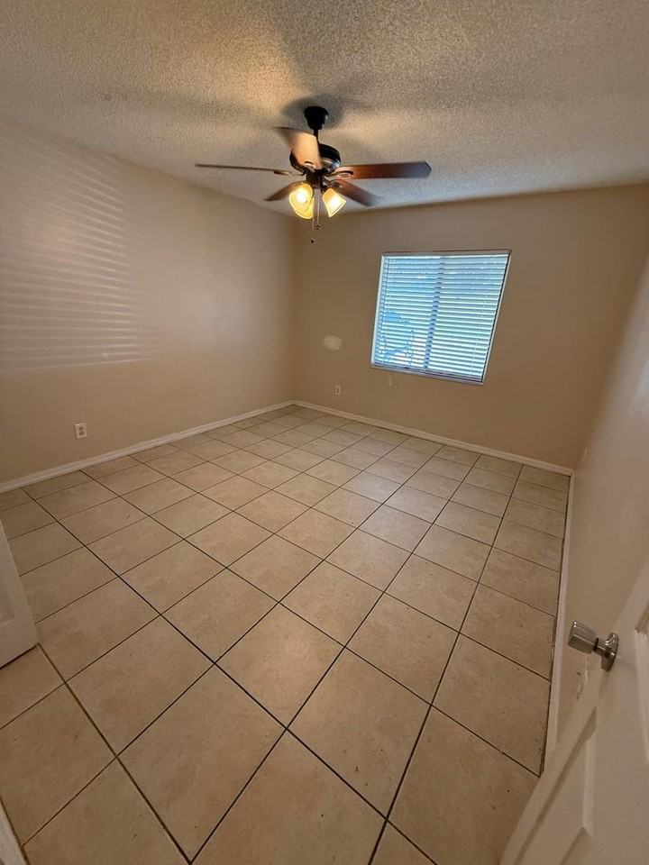 417 Century Blvd - Photo 2 of 10