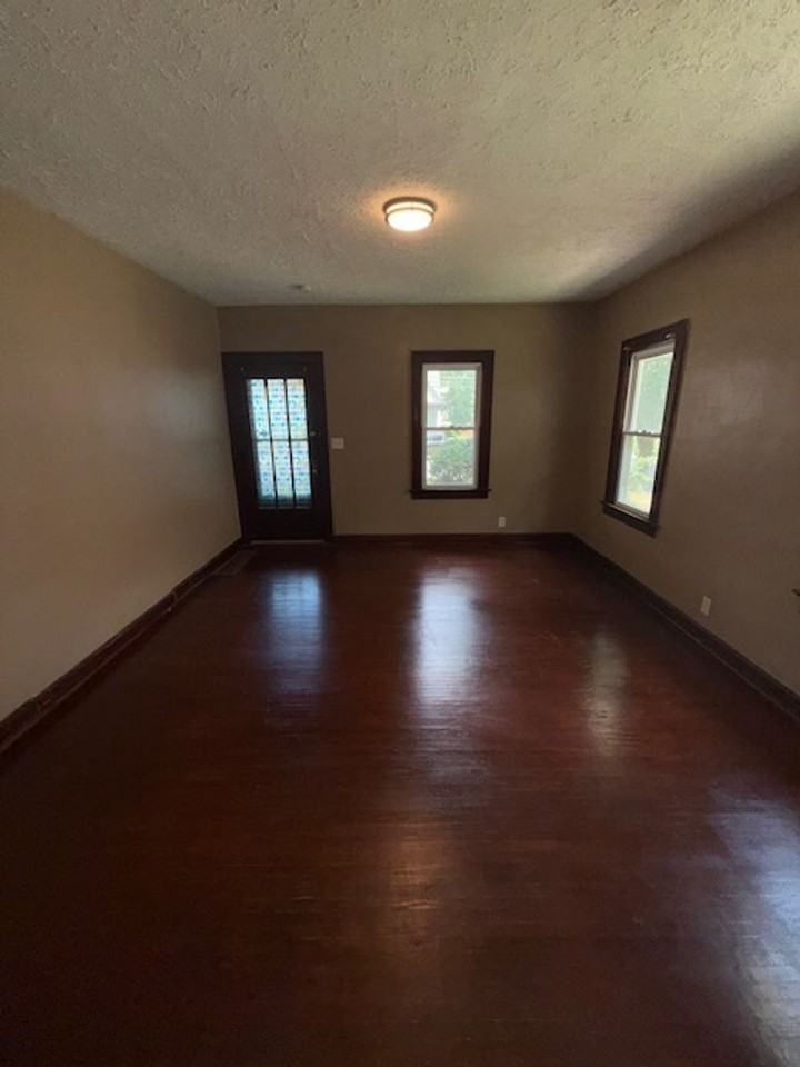 817 E Riverside Dr - Photo 2 of 10