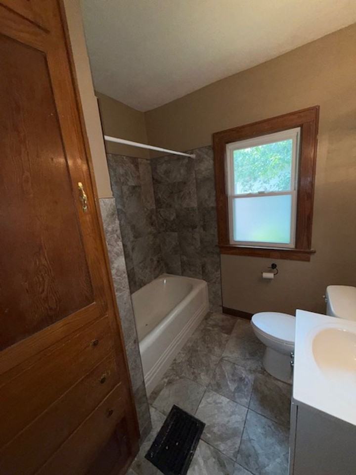 817 E Riverside Dr - Photo 3 of 10