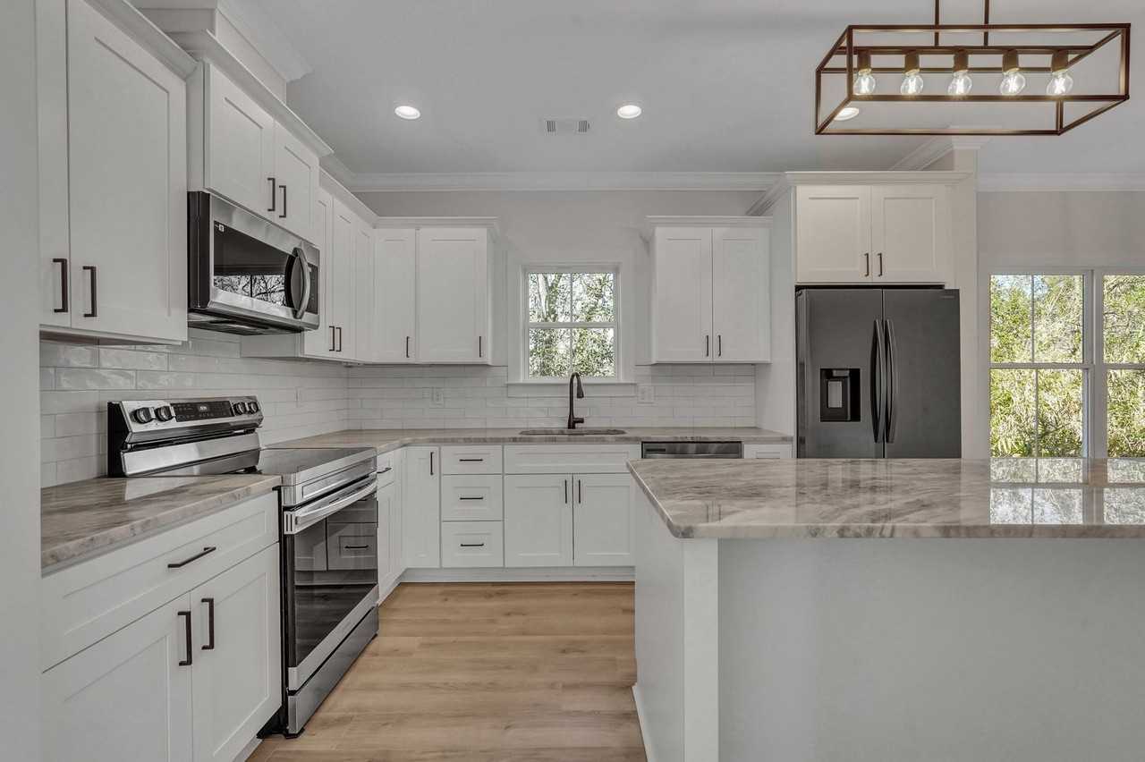 1407 E 32nd St - Photo 3 of 10