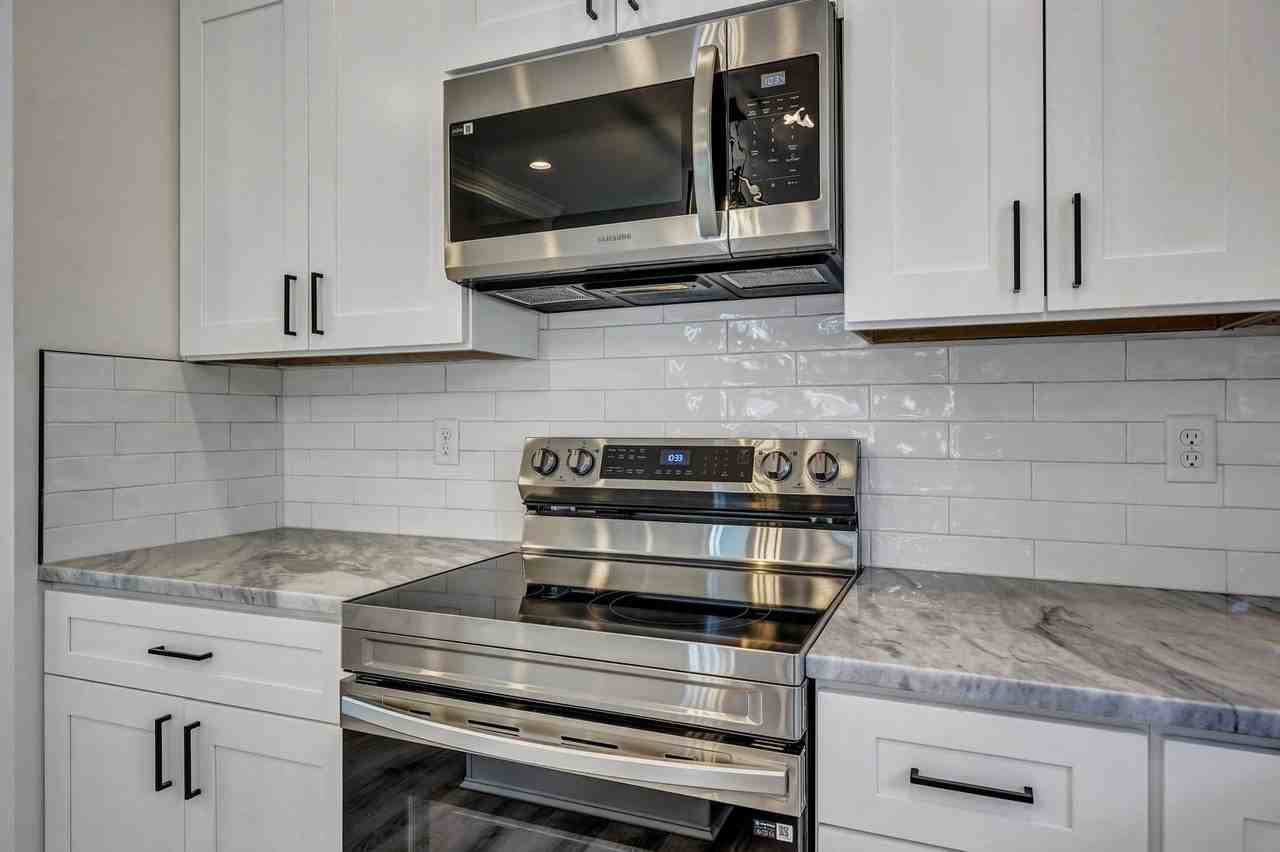 1407 E 32nd St - Photo 5 of 10