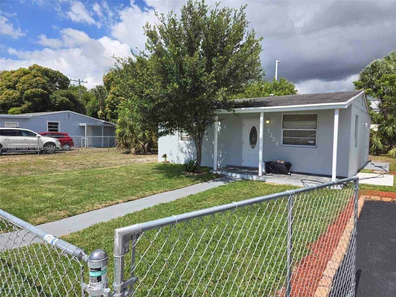 1221 Nw 23rd Ter #0 - Photo 3 of 9