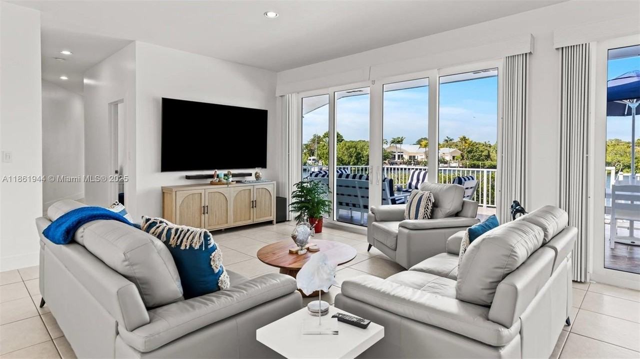 7760 Aviation Boulevard #0 - Photo 5 of 45