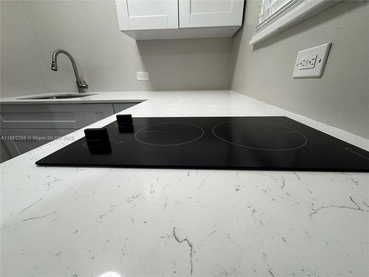 2377 Nw 35th St - Photo 4 of 9