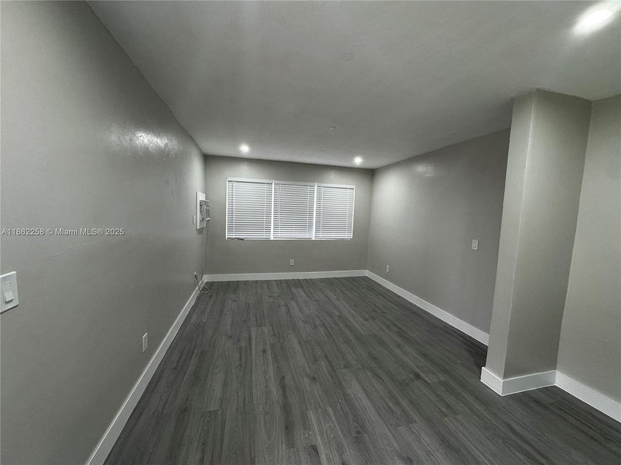 2377 Nw 35th St - Photo 5 of 9