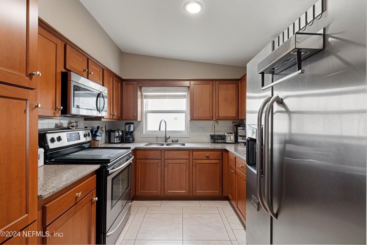 Claudia Dr - Photo 2 of 7